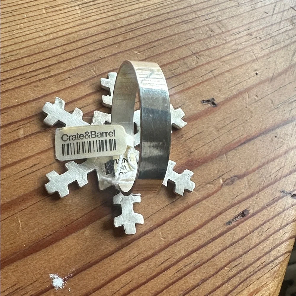 CRATE AND BARREL SILVER SNOWFLAKE CHRISTMAS NAPKIN RINGS SET OF 8 NEW